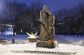 Памятник «Плечом к плечу» ополченцам Ростокинского района